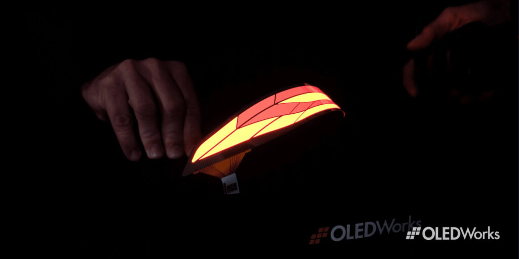 OLEDWorks提供的柔性展示件——可弯曲汽车照明面板中的14个区段
