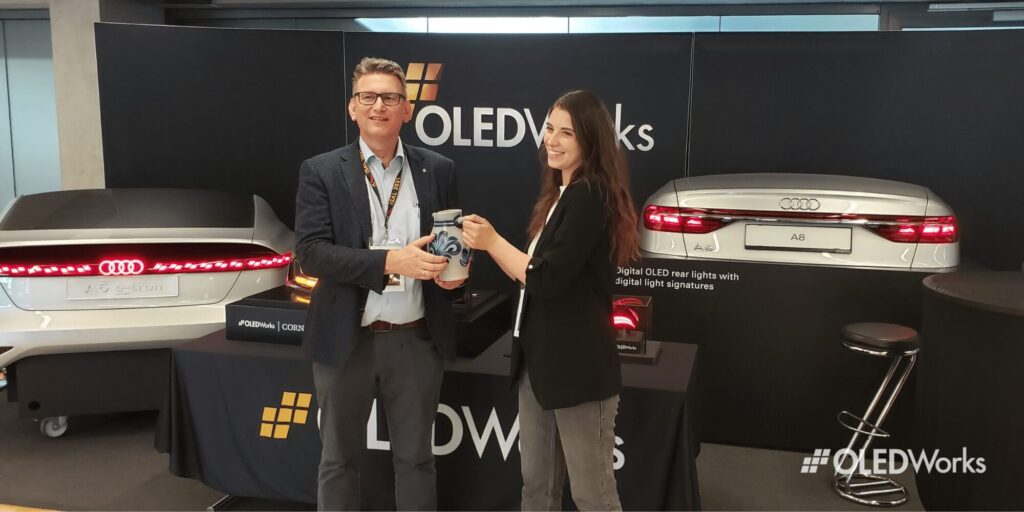 OLEDWorks GmbH德国公司总经理Wolfgang Görgen领取社交媒体大奖的奖杯