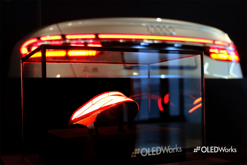 OLED尾灯和可弯曲OLED照明样品-OLEDWorks
